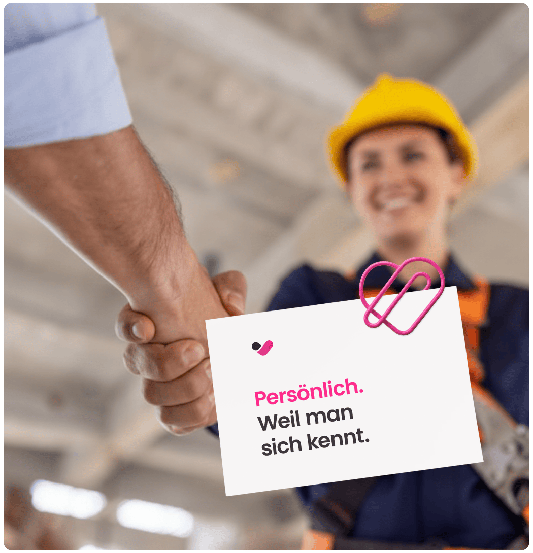 Handwerkerin schüttelt Mann die Hand